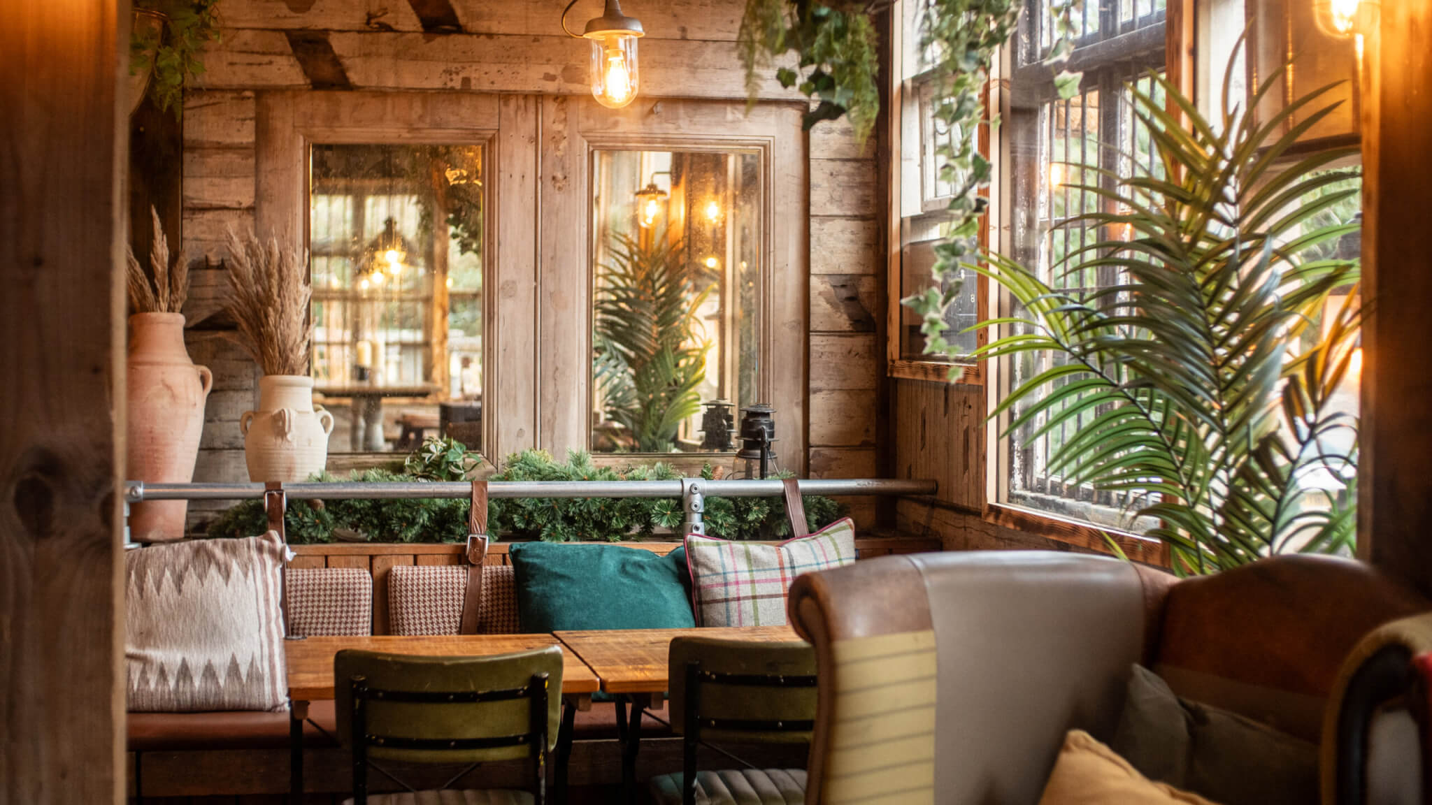 welcoming atmosphere Crown 2 scaled